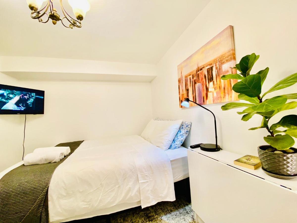 Toronto Bed & Breakfast - Free Parking Exterior photo