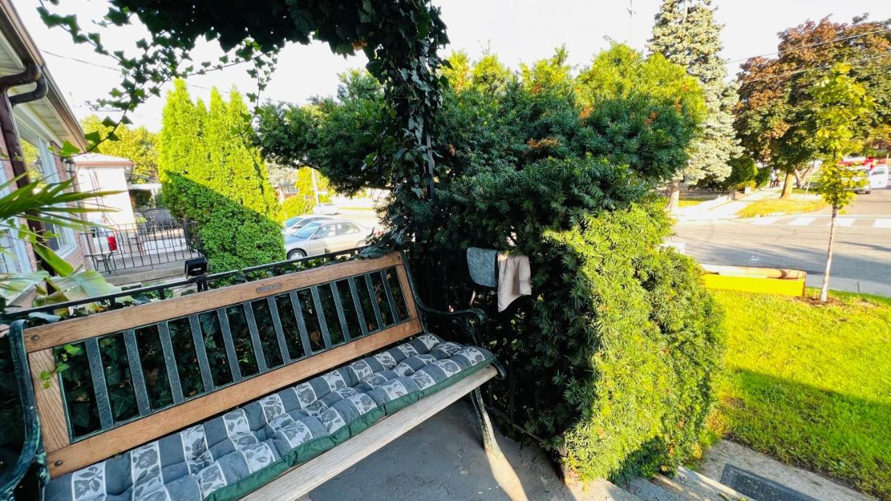 Toronto Bed & Breakfast - Free Parking Exterior photo